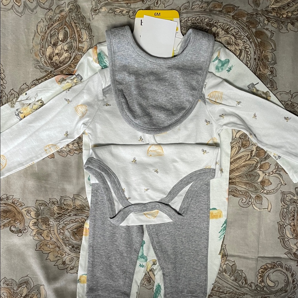 Grey & White Baby Matching Set with Bee Print - 6M
